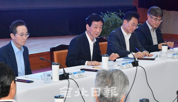 22일 전북도청에서 열린 전북지역 규제혁신 토론회에 참석한 진영 행정안전부 장관이 시군에서 건의한 곰소만 조업 금지 해체 등 규제 개선안에 대해 답변하고 있다. 박형민 기자