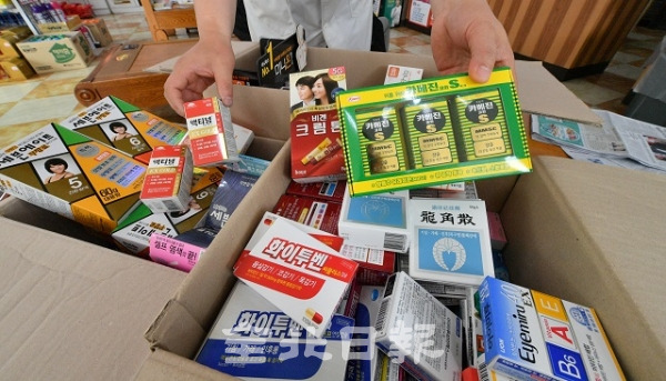 일본 불매운동이 확산되고 있는 22일 일본 의약품 불매운동을 선언한 전북 약사회 소속 약국들이 일본 의약품을 반품하기 위해 박스에 담고 있다. 박형민 기자