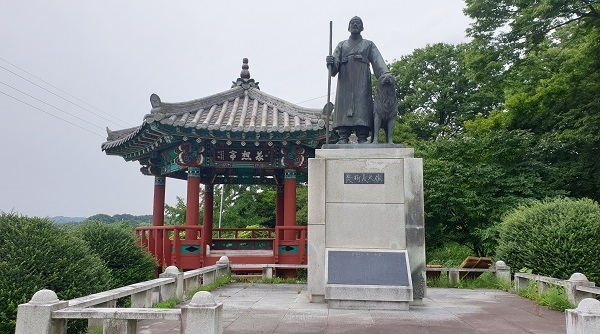 오산마을 입구 삼거리에 있는 오수의견상과 의상정.