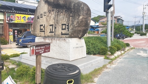 남원시 덕과면 이정표. 17번 국도(춘향로) 오수교차로 아래를 지나면 백의종군로는 옛 17번 국도로 덕과면 소재지 앞으로 이어진다. 남원시에는 이순신장군 백의종군로 이정표와 종합안내판을 설치하여 길 안내를 하고 있다.