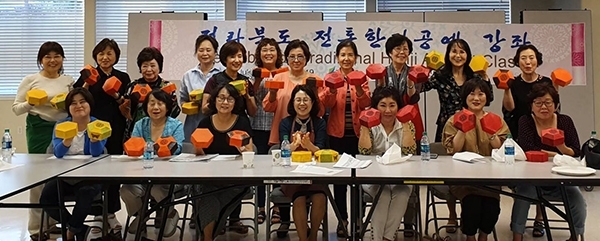 미국 시애틀에서 열린 전북국제교류센터의 전통공예 체험 행사에서 현지 재외동포들이 기념촬영을 하고 있다. 사진제공= 전북국제교류센터