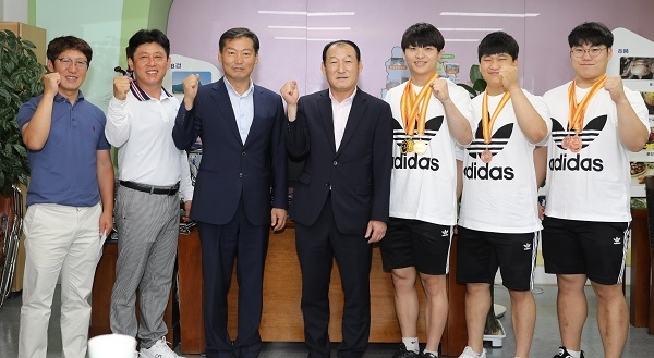 진안군청 역도부 박민호 선수(우측에서 3번째)가 2019 한국실업연맹 회장배 대회에서 3관왕을 차지했다.