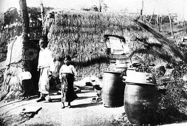 일제강점기 군산 선양동 말랭이에서 토막집 생활을 한 조선인들. 사진제공=군산근대역사박물관