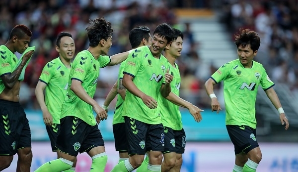 지난 20일 서울과의 경기에서 멀티 골을 성공시킨 전북현대 홍정호 선수가 동료들과 기쁨을 나누고 있다.