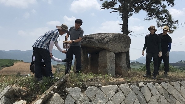 고창군 성송면 향산리 지석묘 표지판 설치 모습.
