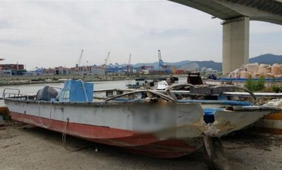 해안가에 방치되어 있는 FRP선박들.