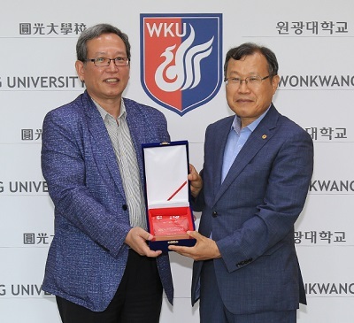 박맹수 총장(오른쪽)이 고경빈 이사장으로부터 감사패를 전달받고 있다.