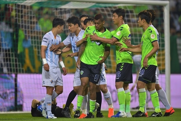 전주월드컵경기장에서 열린 전북과 울산의 경기에서 선수들이 신경전을 펼치는 모습.