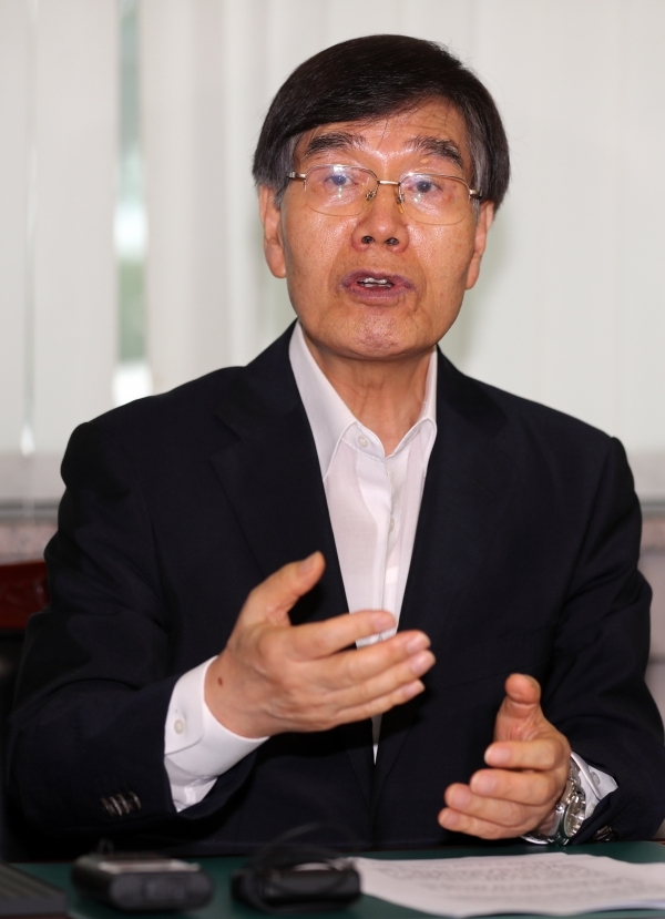 교육부가 상산고등학교의 자율형사립고 지정취소 부동의 결정을 한 26일 오후 상산고 박삼옥 교장이 취재진의 질문에 답하고 있다. /연합뉴스