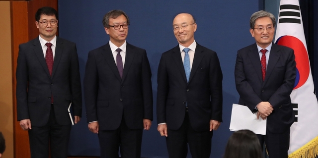 노영민 청와대 비서실장이 26일 오후 춘추관에서 신임 수석들과 조국 전 민정수석 등의 소감을 듣고 있다.    왼쪽부터 황덕순 일자리수석, 김거성 시민사회수석, 김조원 민정수석, 노영민 비서실장. /연합뉴스