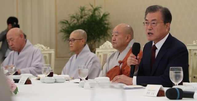 문재인 대통령이 26일 청와대에서 불교 지도자 초청 오찬 전 인사말을 하고 있다.   이날 오찬에는 조계종 총무원장 원행 스님, 천태종 총무원장 문덕 스님, 진각종 통리원장 회성 정사, 관음종 총무원장 홍파 스님, 조계종 중앙종회의장 범해 스님, 총지종 통리원장 인선 정사, 대각종 총무원장 만청 스님, 조계종 총무부장 금곡 스님, 조계종 교구본사주지협의회 회장 원경 스님, 조계종 조계사 주지 지현 스님, 조계종 봉은사 주지 원명 스님, 조계종 전국 비구니회 회장 육문 스님, 태고종 총무원장 호명 스님 등 13명이 참석했다./연합뉴스