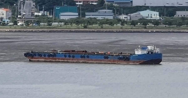 군산 내항수로에 정박 중인 부선이 간조시간 노출된 펄에 얹혀 있다.