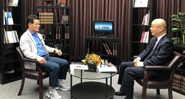 권익현 부안군수(왼쪽)가 뉴욕 KBN 방송에 출연해 퀸즈한인회와 부안농수산물 수출 등 우호협력 교류에 대해 설명하고 있다.