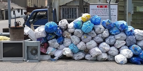 도로가에 방치된 쓰레기.