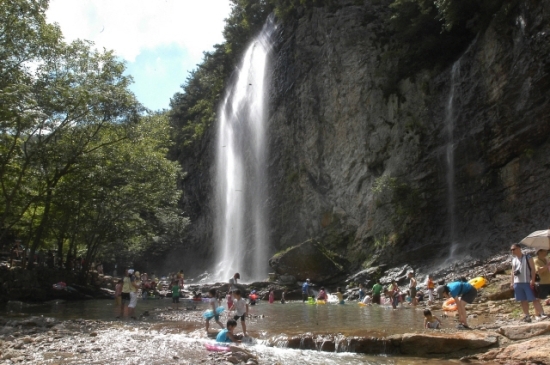 ▲ 순창 군립공원 강천산에서 물놀이를 즐기는 피서객. 전북일보 자료사진
