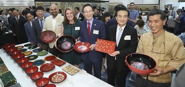 지난 27일(현지시간) 미국 뉴저지주에서 열린 전북 한스타일 전시관 개막식에서 송하진 전북도지사, 홀리 세피시 뉴저지주의회 상원의원 등이 기념촬영을 하고 있다. 사진제공= 전북도