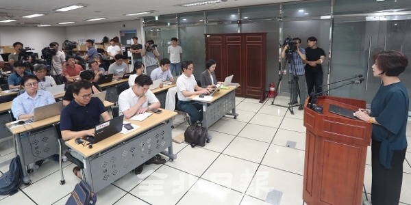 전주 상산고등학교 자사고 재지정 취소에 대한 교육부의 부동의 결정이 내려진 26일 전북교육청에서 정옥희 대변인이 교육부의 결정에 대해 법적 대응을 검토하겠다고 밝히고 있다. 조현욱 기자