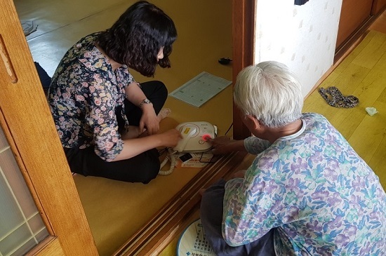 응급안전알림서비스에 대해 설명하고 있는 모습.