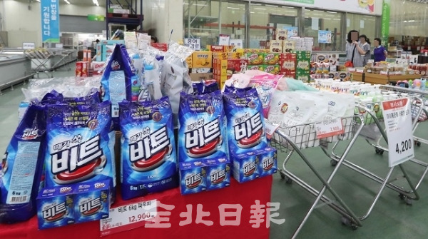 29일 일본제품 불매운동이 확산되고 있는 가운데 농협하나로마트 전주점에서 일본이 100% 주식을 보유한 회사의 제품들을 행사 판매하고 있다. 조현욱 기자