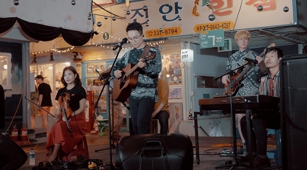 지난 6월 전주 남부시장 청년몰에서 뮤즈그레인의 청춘마이크 공연 모습.