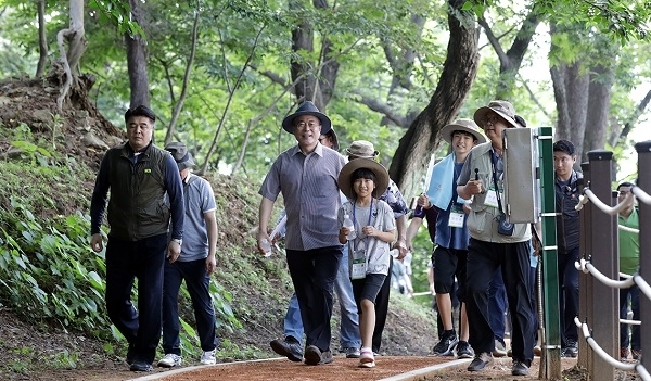30일 문재인 대통령이 경남 거제시 ‘저도’에서 일반인들과 함께 산책하고 있다. 사진=청와대 제공