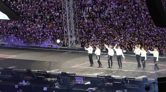 지난달 16일 부산 아시아드 보조경기장에서 방탄소년단(BTS)이 2차 팬 미팅·콘서트를 하는 모습. / 연합뉴스