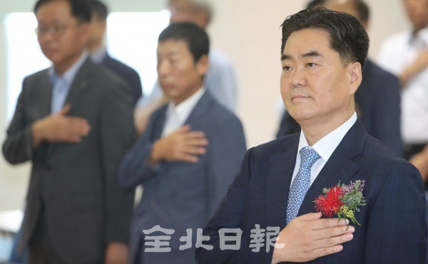 31일 전주지방검찰청에서 제66대 권순범 검사장 취임식이 열린 가운데 권순범 지검장과 직원들이 국민의례를 하고 있다. 조현욱 기자