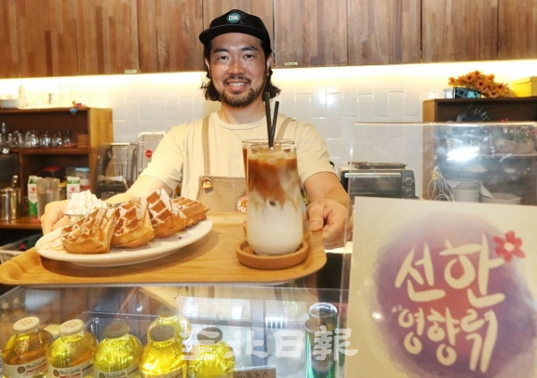 31일 '선한 영향력'에 동참한 전주 신시가지 '카페 더 헤링본'의 김정민(37) 대표가 결식아동에게 무료로 제공하는 디저트와 음료를 선보이고 있다. 조현욱 기자