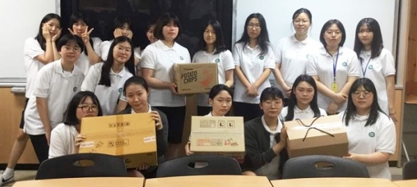 착한 파스타 가게에 결식아동들을 위한 과자와 손편지를 선물한 군산 영광여고 봉사동아리 '하트 스트링'. 사진제공= 군산 영광여고 봉사동아리 '하트 스트링'