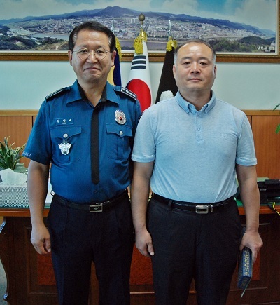 함현배 남원경찰서장과 택시기사 지천용 씨.