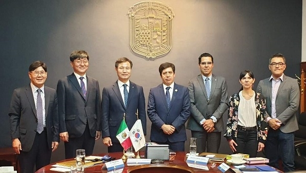 전북대 김동원 총장 등 관계자들이 과나후아토대학 관계자들과 교류협력방안 논의 후 기념촬영을 하고 있다.