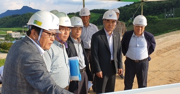 김인식 한국농어촌공사 사장이 순창 팔덕지구 다목적농촌용수개발사업 현장을 둘러보며 철저한 안전관리를 지시했다. 사진제공=한국농어촌공사 전북지역본부