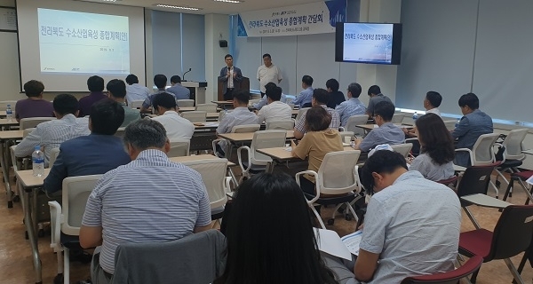 지난 2일 전북테크노파크에서 열린 전북도 수소산업 종합발전계획 시군·기업 간담회에서 참석자들이 전북 수소산업 활성화 방안 등에 대한 설명을 듣고 있다. 사진제공= 전북도