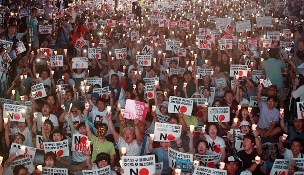 지난 3일 저녁 서울 종로구 옛 일본대사관 앞에서 아베규탄 시민행동 주최로 열린 '역사왜곡, 경제침략, 평화위협 아베정권 규탄 3차 촛불문화제'에서 참가자들이 촛불을 들고 구호를 외치고 있다. 연합뉴스