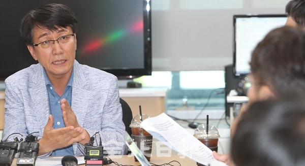 2일 나석훈 전북도 일자리경제국장이 전북도청 기자실에서 일본의 화이트리스트 제외에 따른 전북도의 대응 브리핑을 하고 있다. 조현욱 기자