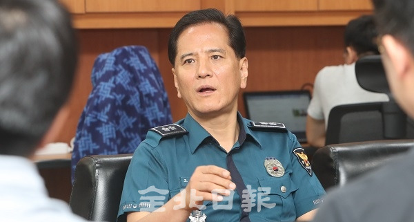 5일 전북경찰청 조용식 청장이 전북경찰청에서 취임 후 첫 기자간담회를 열고 도민 안전과 공동체 치안을 강화하겠다고 말하고 있다. 조현욱 기자