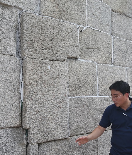 보물 제308호인 전주 풍남문 성벽에 균열과 돌출 현상이 나타나고 있는 가운데 5일 전주시 문화재팀의 한 관계자가 앞으로의 대응 방안에 대해 말하고 있다. 조현욱 기자