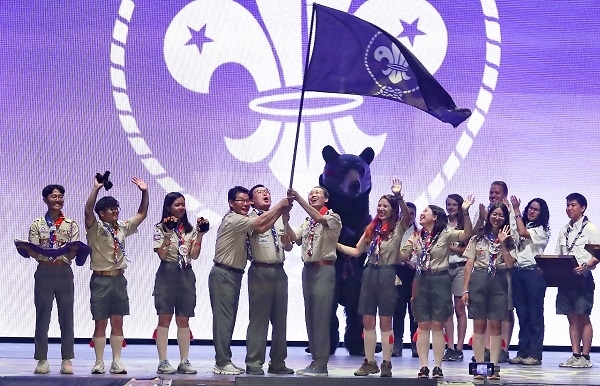 1일(현지 시각) 미국 웨스트버지니아주 서밋벡텔 국립공원에서 열린 제24회 북미세계잼버리 폐영식에서 송하진 도지사와 함종한 한국스카우트연맹 총재, 권익현 부안군수가 차기 잼버리인 2023 새만금 세계스카우트 잼버리의 성공을 다짐하며 이양받은 잼버리 대회기를 힘차게 흔들고 있다. 사진제공 = 전북도