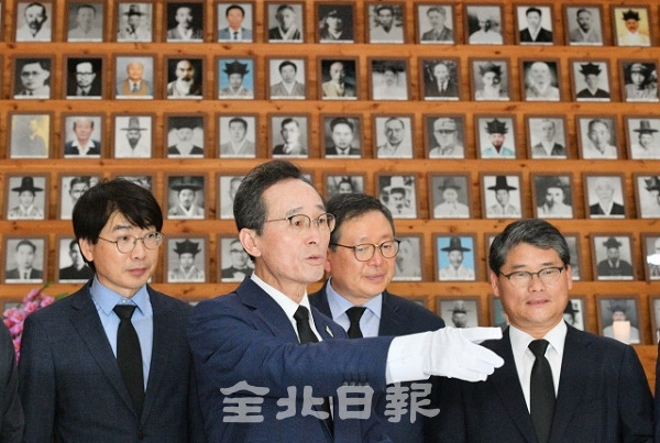 5일 순국선열들의 영정이 모셔진 전북독립운동추념탑 충혼각을 찾은 송하진 도지사가 참배 후 일본의 수출규제에 생각을 밝히고 있다. 박형민 기자