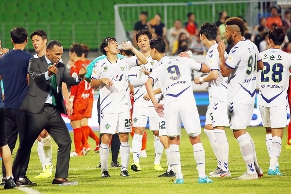 지난 4일 프로축구 하나원큐 K리그1 2019 전북 현대와 강원 FC 경기. 더운 날씨에 전북 선수들이 쿨링 브레이크 타임을 이용해 물을 마시고 있다. 연합뉴스