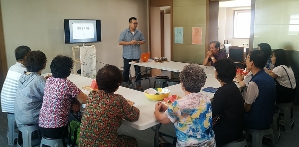 추진단 '인디'는 매달 지역민, 전문가들과 그룹회의를 한다.