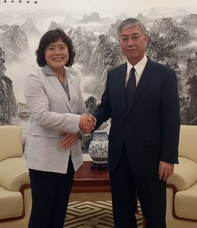 김현숙 새만금개발청장과 추궈홍 주한중국대사(오른쪽)이 회담을 마친 뒤 손을 맞잡고 있다. 사진제공= 새만금개발청