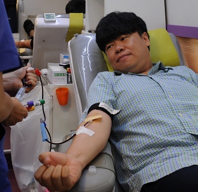 7일 남원시 소속 박대인 주무관이 75번째 헌혈을 하고 있다.