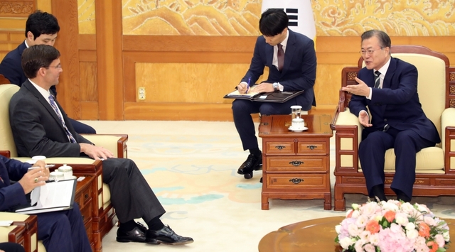 문재인 대통령이 9일 청와대에서 마크 에스퍼 미국 국방장관과 대화하고 있다. /연합뉴스