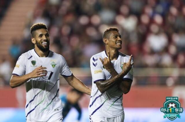 11일 포항스틸야드에서 열린 하나원큐 K리그1 2019 전북 현대와 포항 스틸러스의 경기에서 골세리머니를 펼치는 전북의 로페즈(오른쪽)와 호사. /연합뉴스