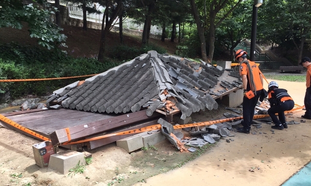 지난 11일 전주시 평화동 지시제 공원 내 정자가 무너져 소방관들이 사고 현장을 수습하고 있다. 사진제공 = 전주 완산소방서