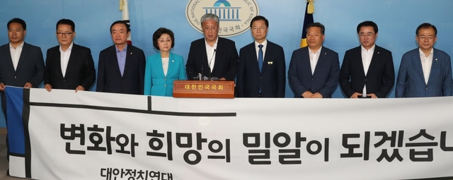 민주평화당 비당권파 모임인 '변화와 희망의 대안정치연대' 소속 유성엽 원내대표 등 의원들이 12일 오전 국회 정론관에서 탈당 기자회견을 하고 있다. /연합뉴스