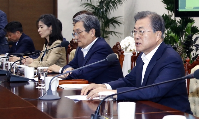 문재인 대통령이 12일 오후 청와대에서 열린 수석·보좌관회의에서 발언하고 있다. /연합뉴스