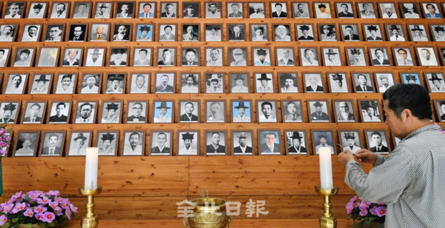 광복절을 이틀 앞둔 13일 조국광복을 위해 희생한 전북지역 애국지사의 영정이 모셔진 전북독립운동추념탑 충혼각에서 시설 관리자가 촛불을 밝히고 있다. 박형민 기자