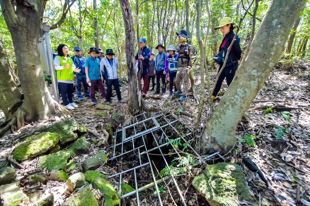 해설사설명 도틀굴 / 제주新보 제공